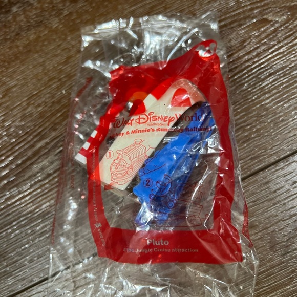 NWT 5 total McDonald’s happy meal’s hello kitty / snoopy / Mickey Minnie - Picture 4 of 7